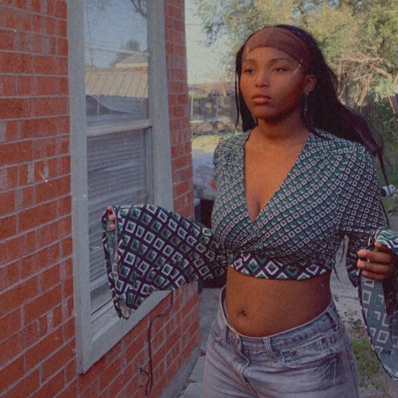 Bell sleeve v neck cropped top - Picture 4 of 8